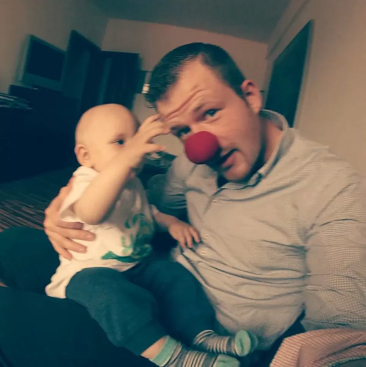 Rána zezadu mu vzala řeč i pohyb. Pomozme bývalému vojákovi Karlovi zpět do života.
