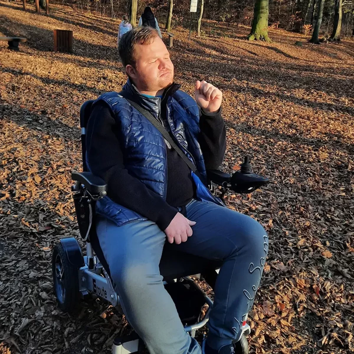 Rána zezadu mu vzala řeč i pohyb. Pomozme bývalému vojákovi Karlovi zpět do života.